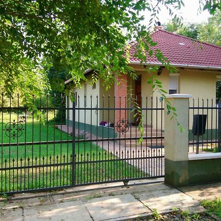 Gyuemoelcsoeskert Szallashely Debreţin Exterior foto