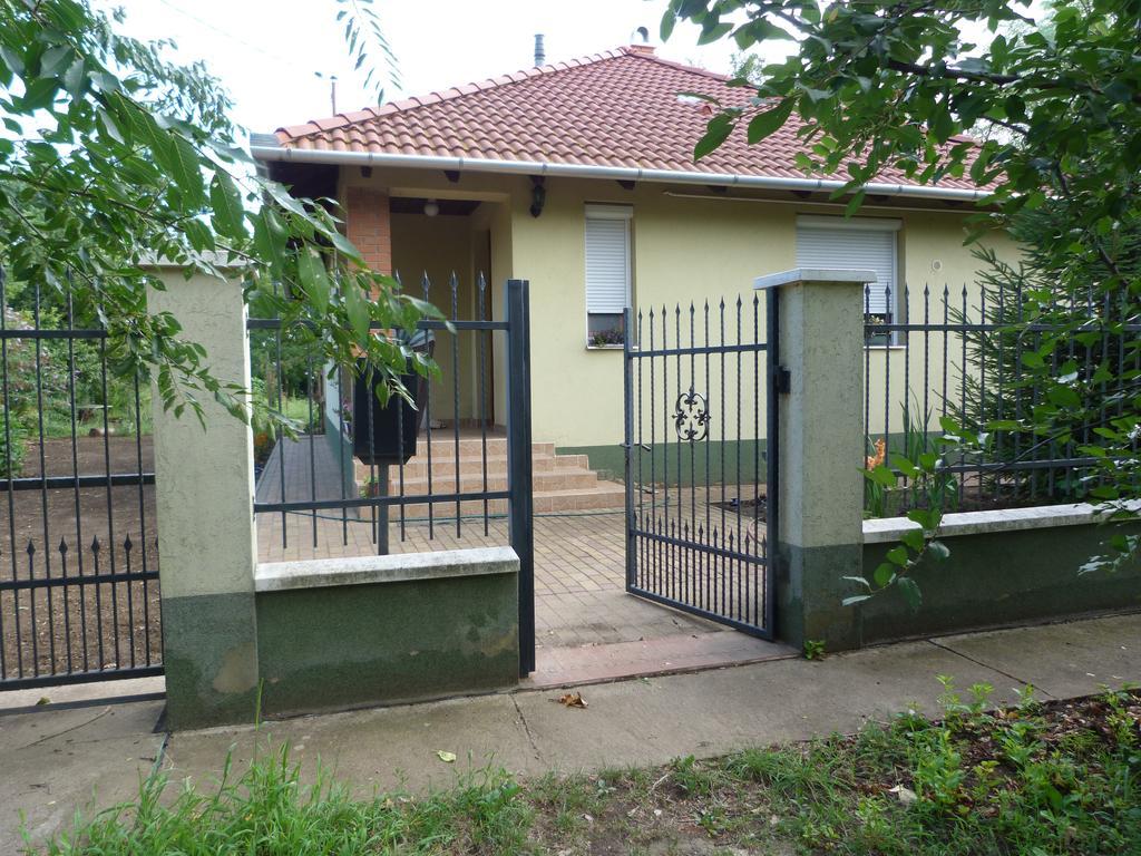 Gyuemoelcsoeskert Szallashely Debreţin Exterior foto