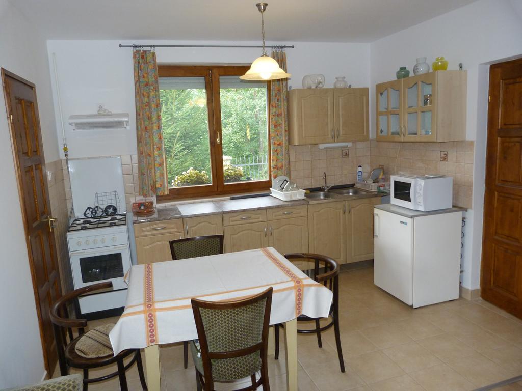 Gyuemoelcsoeskert Szallashely Debreţin Exterior foto