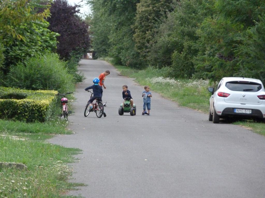 Gyuemoelcsoeskert Szallashely Debreţin Exterior foto