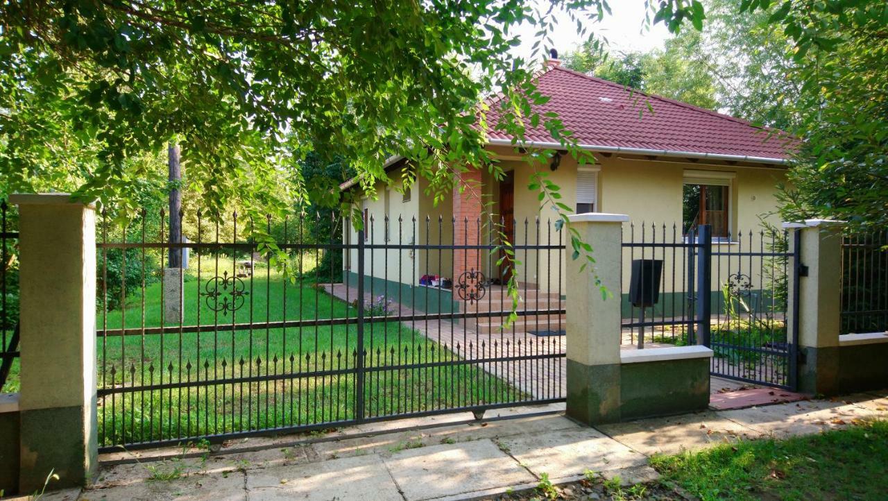 Gyuemoelcsoeskert Szallashely Debreţin Exterior foto